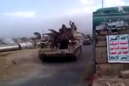الحوثي ينقل المعدات العسكرية المنهوبة إلى مواقع الحزام الأمني للعاصمة صنعاء