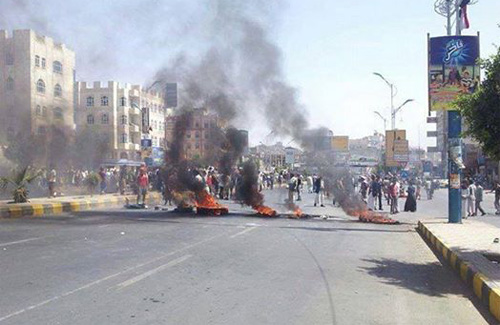 محتجون يحرقون الإطارات في صنعاء بسبب انعدام المشتقات النفطية في 
