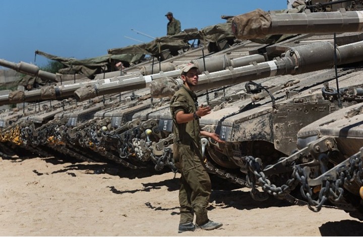 الجيش الإسرائيلي ينتشر قرب الحدود مع غزة ويهدد باجتياح بري - أ ف