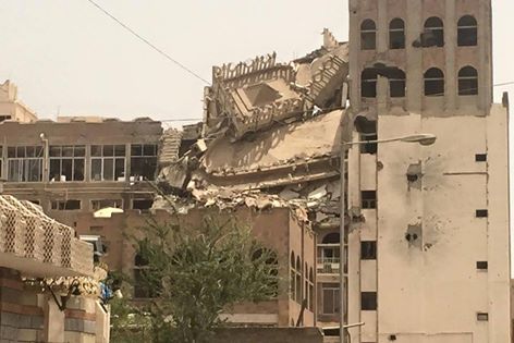 مليشيا الحوثي قصف فندق مأرب في منطقة تبة الأخوة وسط مدينة تعز