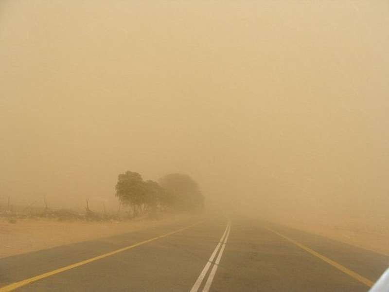 موجة غبار شديدة تكتسح المحافظات يمنية والأرصاد يحذر