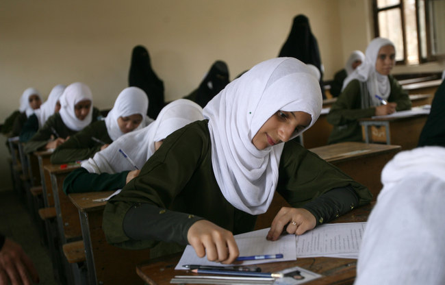 الحوثيون يتسببون بإلغاء اختبارات الثانوية العامة لهذا العام ويقومون بنهب موازنة وزارة التربية والتعليم