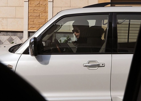 القانون السعودي لا يمنع النساء من قيادة السيارة
