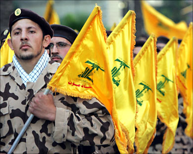 «منشق» يكشف: حزب الله هرّب كمية ضخمة من الأسلحة الكيميائية من سوريا الى لبنان بعلم «الأسد»