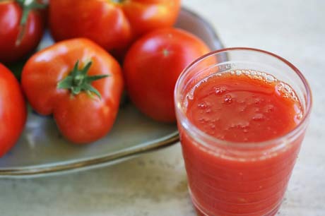 ما هي الفوائد الصحية لعصير الطماطم؟