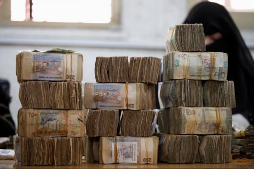 إنهيار مخيف وغير مسبوق للريال اليمني أمام العملات الصعبة وسط صمت حكومي مريب 