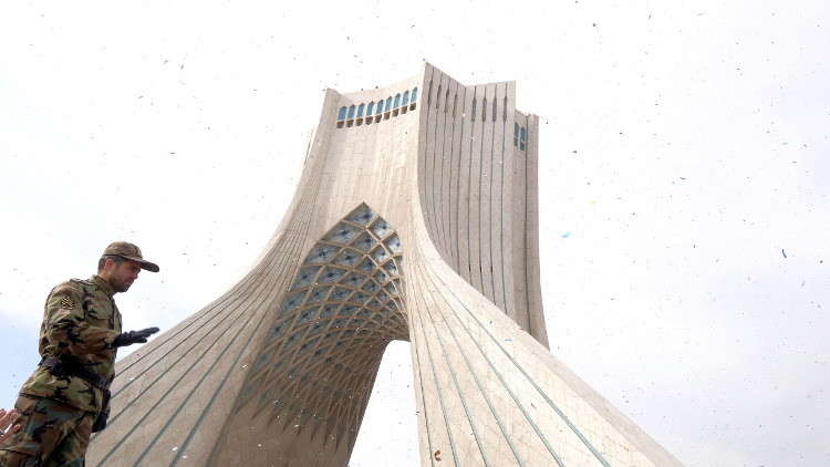 في ذكرى الثورة الإسلامية في إيران.. الحرس الثوري يعرض صاروخا باليستيا مرعبا