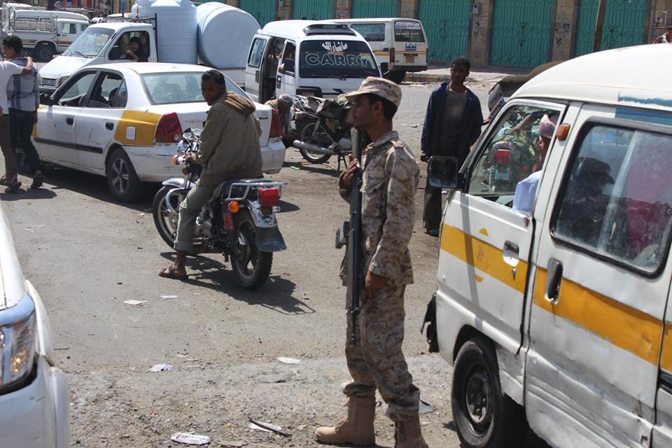 شاهد بالصور.. انتشار قوات مدربة في شوارع مدينة تعز