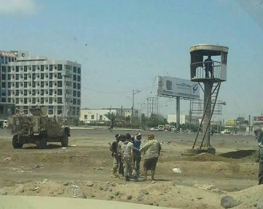 انفجار سيارة مفخخة أثناء مرور دورية عسكرية في منطقة المنصورة بمدينة عدن (تفاصيل)