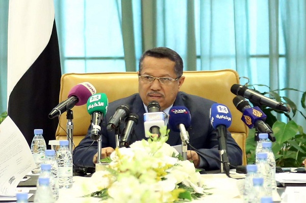 رئيس الحكومة الشرعية في اليمن يحسم الجدل بشأن رواتب موظفي المحافظات الغير محررة