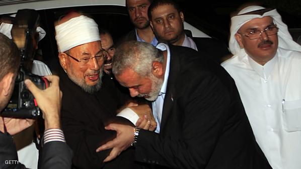 إسماعيل هنية يقبل يد الشيخ يوسف القرضاوي أثناء زيارة الشيخ لغزة