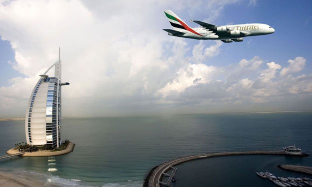 طائرة اماراتية عملاقة محملة بـ41 طنًا من الشيكولاتة للفقراء وخاصة باليمن