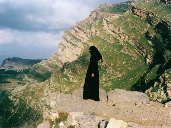 هل البيكيني رمز لتحرر المرأة؟.. مصوّرة أميركية في اليمن تحكي تجربتها وتكشف الجانب الآخر للحجاب