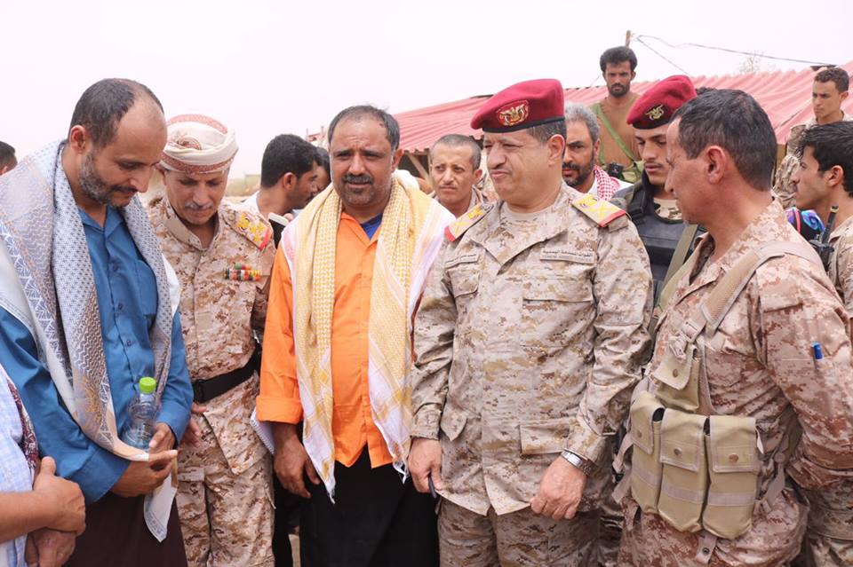 رئيس هيئة الأركان يزور عائلات الأطفال الذين سقطوا بقصف الحوثيين ليلة العيد بمأرب (صور)
