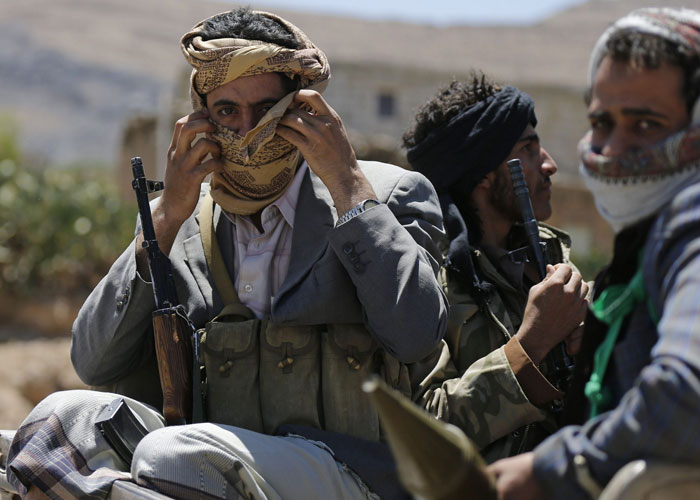 قائد ميداني حوثي يطلق النار على 3 من مسلحيه في الجوف بعد رفضهم الالتحاق بالمعارك