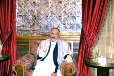 الرئيس علي عبدالله صالح في ظهوره اثناء مقابلة مسؤلي المؤتمر الشع