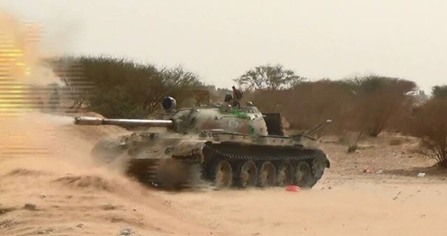 دبابة تابعة للجيش تقصف مواقع الحوثيين في الجوف