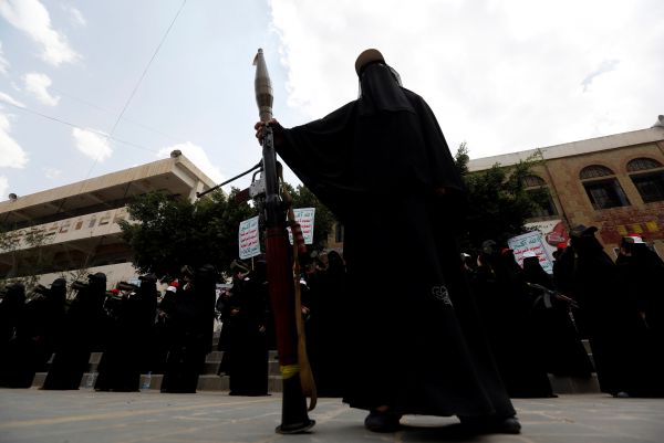 مليشيا الحوثي تمنح نساء من «سلالة السادة» شهائد جامعية جاهزة