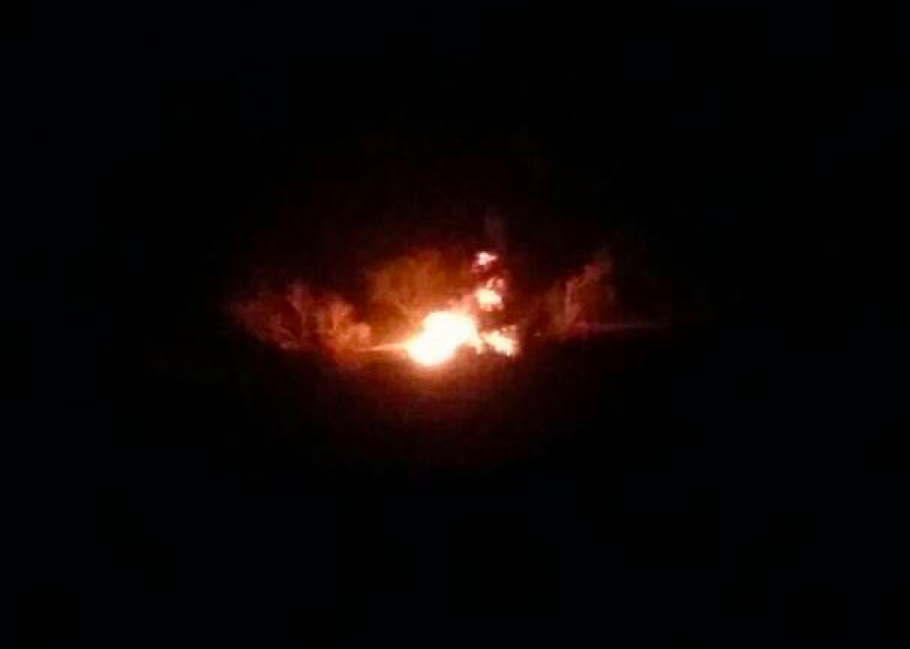 قوات النخبة الشبوانية مدعومة من التحالف العربي تفجر حطام الطائرة التي سقطت في بشبوة