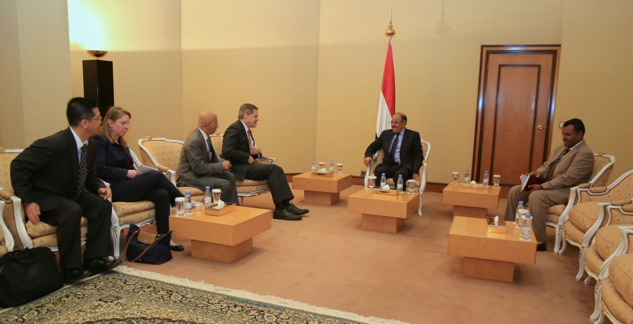 الفريق علي محسن يناقش مع السفير الأمريكي مستجدات الأوضاع في اليمن ويستنكر مهاجمة الحوثيين لمدمرة أمريكية