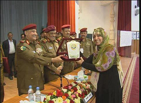 وزارة الدفاع اليمني تكرم الناشطة توكل كرمان
