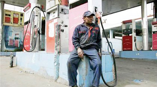 الحكومة اليمنية تتجه نحو رفع الدعم عن المشتقات النفطية وضغوطات من صندوق النقد لرفع الأسعار