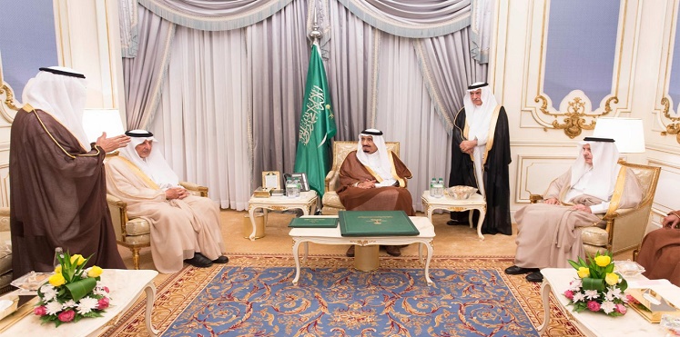 قبيل إصداره بيوم.. الملك سلمان يتسلم الرقم الأول من الريال السعودي الجديد (صورة)