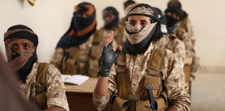 تنظيم القاعدة في اليمن يتبرأ من داعش ويعتبره منحرفا