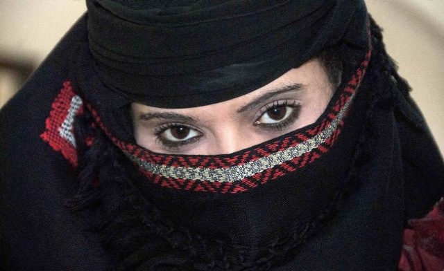 صحيفة سعودية تروي قصص مبكية عن جرائم اغتصاب الزوجات اليمنيات وبيع أجسادهن