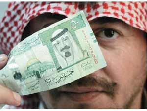السلطات السعودية تفرض رقابة مسبقة على التحويلات المالية للمغتربين اليمنيين