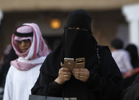 السعودية توقف رسائل إبلاغ ولي الأمر بسفر النساء