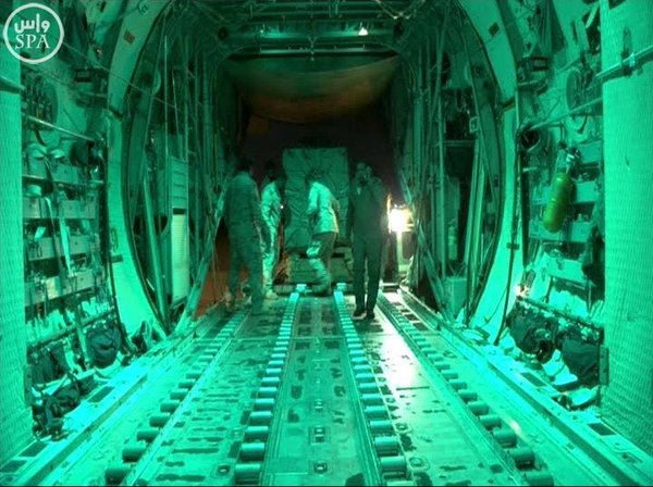 تفاصيل جديدة عن عملية الإنزال التي نفذها طيران التحالف لـ 40 طن من المساعدات الطبية في تعز (صور)