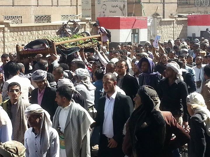 المئات يشيعون جثمان الصحفي العبسي إلى مثواه الاخير في مقبرة سواد حنش بصنعاء (صور)