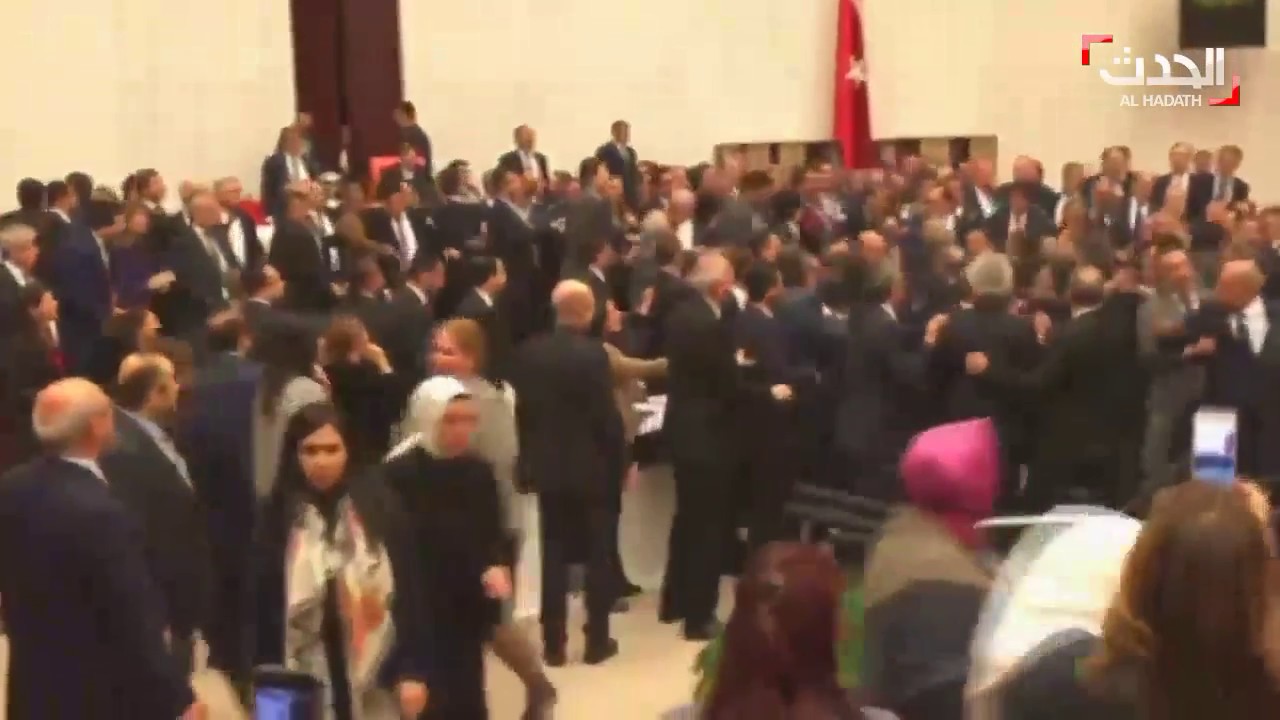 «شاهد» عراك في البرلمان التركي وتبادل لكمات على خلفية تعديل الدستور