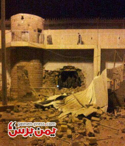 الداخلية تُعلن مقتل 7 جنود وفرار سجناء في هجوم سيارة مفخخة على السجن المركزي بصنعاء