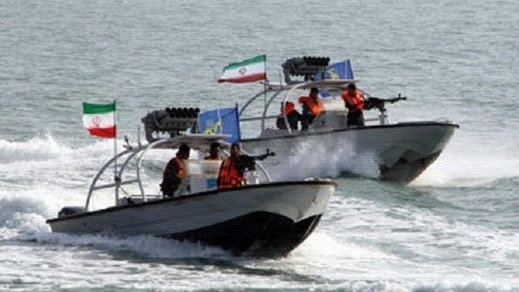 البحرية الإيرانية تزعم أنها أحبطت محاولة اختطاف سفينة تجارية في باب المندب