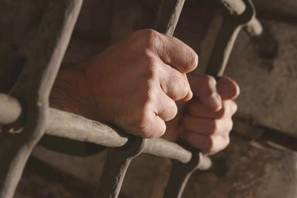 منظمات حقوقية تنجح في الإفراج عن 15 معتقلا كانوا في سجون الحوثيين بصنعاء