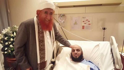 صورة «سلفي» للشيخ عبدالمجيد الزنداني مع الداعية عائض القرني بمستشفى في السعودية
