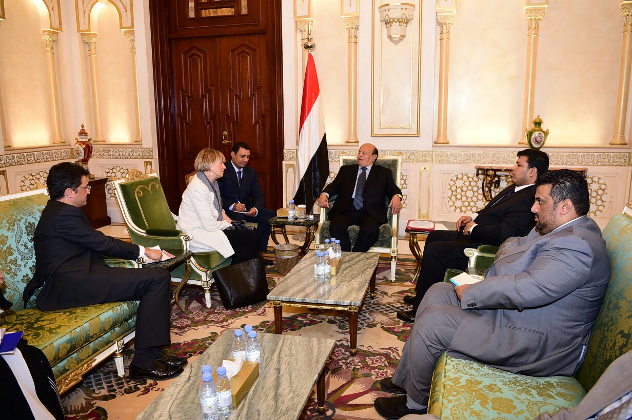 الرئيس هادي يستعرض تعنت وجرائم المليشيات مع مسؤولين أوروبيين في الرياض
