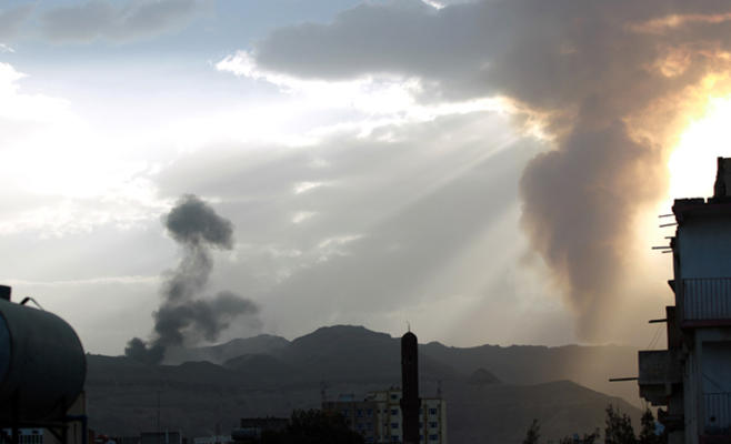 اثار غارات جوية لطيران عاصفة الحزم على مخازن اسلحة في صنعاء