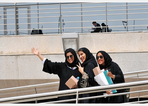 السعودية: منع عمل النساء قبل 9 صباحاً وبعد 11 مساء