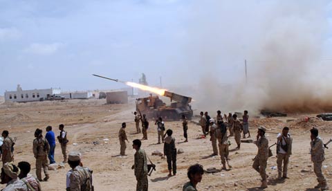 وزارة الدفاع: مقتل أربعة من عناصر تنظيم القاعدة وتدمير سيارات ومخازن أسلحة في شبوة