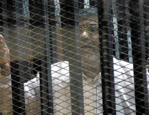 مرسي يهتف لغزة مع بداية جلسة محاكمته في قضية اقتحام السجون