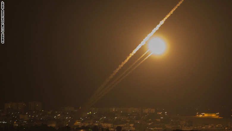 صاروخ أطلقته حركة حماس بعد أن توعدت بقصف تل أبيب