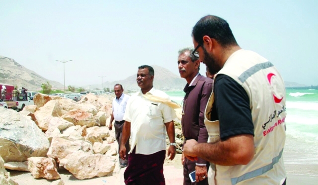 هيئة الهلال الأحمر الإماراتي توقّع اتفاقية إعادة بناء كاسر الأمواج في المكلا