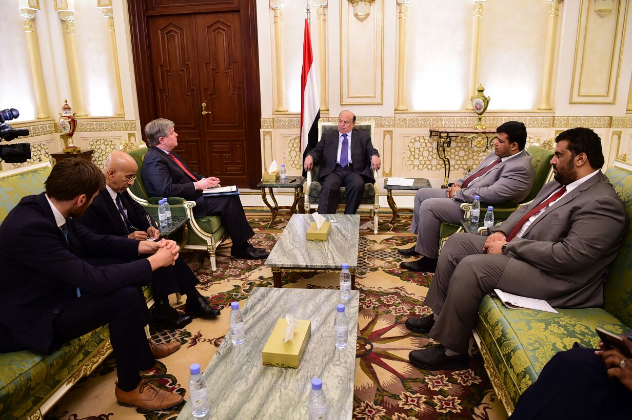 الرئيس هادي يلتقي القائمين بأعمال سفارتي أمريكا وبريطانيا والسفير الفرنسي لدى اليمن