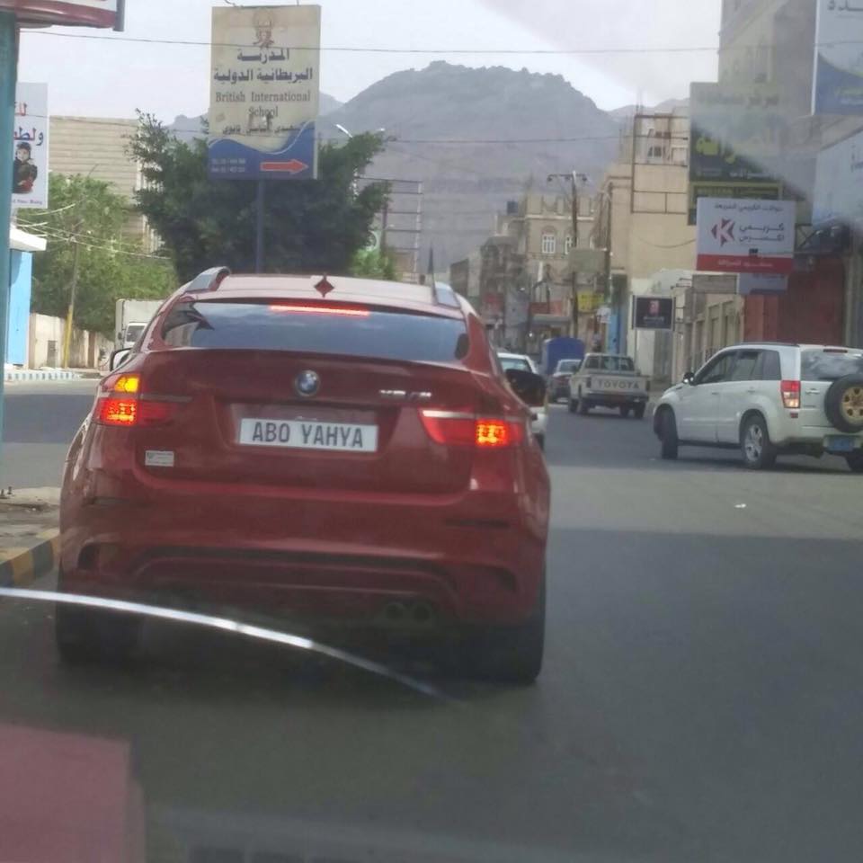 لن تصدق.. شاهد لوحات السيارات بالعاصمة صنعاء بـ«أسماء قيادات جماعة الحوثي»
