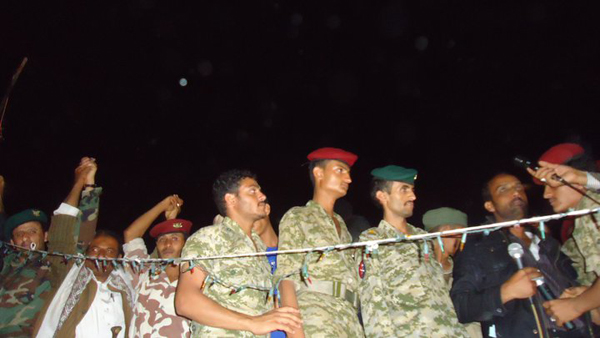 صورة للمنضمين من ضباط وافراد الحرس الجمهوري على منصة ساحة الحرية