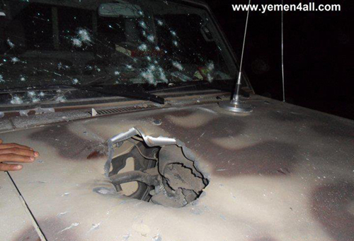 أثر القنبلة التي ألقيت على أحد الاطقم العسكريه التابعه للفرقه ال