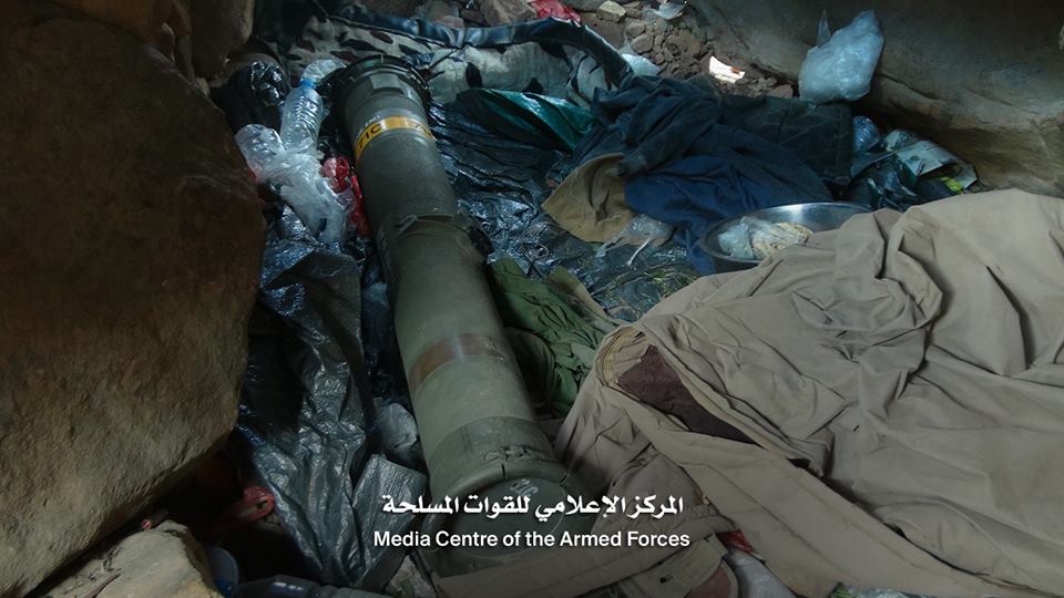 شاهد الأسلحة والغنائم التي خلفها عناصر الحوثي ورائهم قبل فرارهم من مواقعهم بجبهة نهم (صور + فيديو)